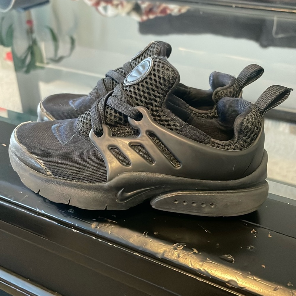 I am selling these tennis shoes for toddler boys, they are in good condition.